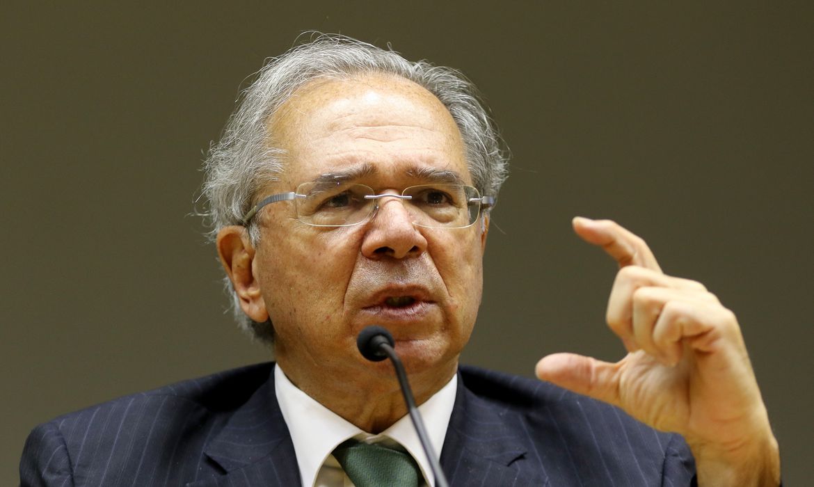 "Ultrapassamos o teto, porque a regra é mal construída", diz Guedes
